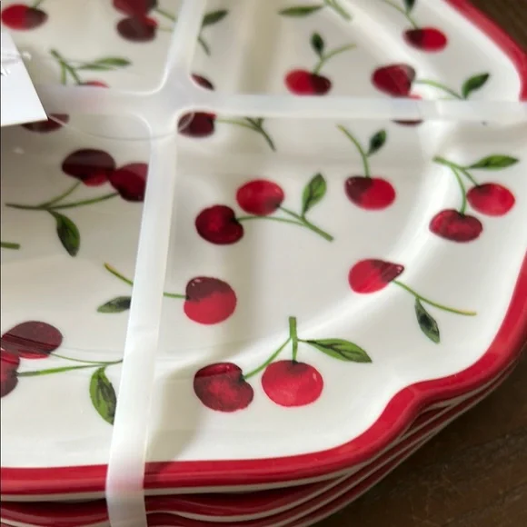 NEW! Set/4 Vintage Inspired Outdoor Melamine Red & White Cherry Scalloped Plates - Picture 2 of 6